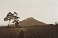 1920-25 u COLLECTIE_TROPENMUSEUM_De_vulkaan_Sinabung_TMnr_60012276