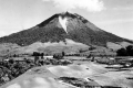 1920-40 u COLLECTIE_TROPENMUSEUM_Gezicht_op_de_vulkaan_Sinabung_TMnr_10018069