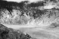 1915-18 u COLLECTIE_TROPENMUSEUM_Vulkaan_Tangkoebanprahoe_drie_mannen_poseren_bij_de_krater_Oepas_TMnr_60020293