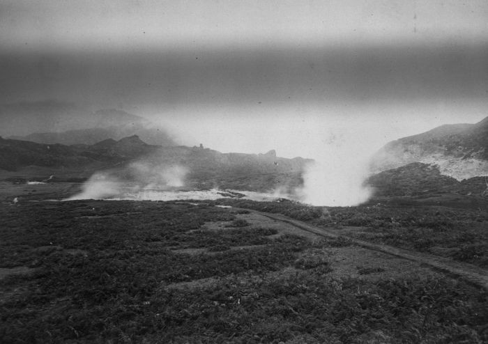 COLLECTIE_TROPENMUSEUM_Kawah_Sikidang_op_het_Dijeng-plateau_TMnr_60027341_1870_1900