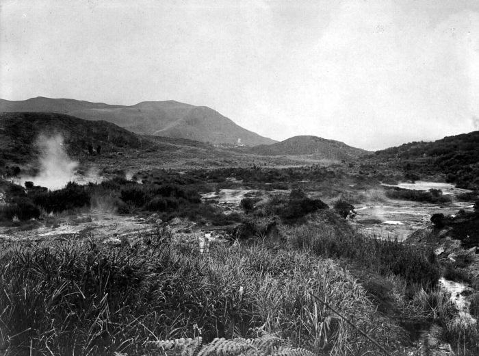 COLLECTIE_TROPENMUSEUM_Telaga_Leri_een_vallei_met_beken_en_warme_bronnen_in_het_Diengplateau_in_Kedoe_Midden-Java_TMnr_10004349