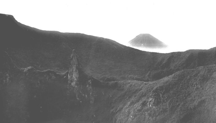 COLLECTIE_TROPENMUSEUM_Vulkaanlandschap_Dijeng-plateau_TMnr_60016338_1900_1938