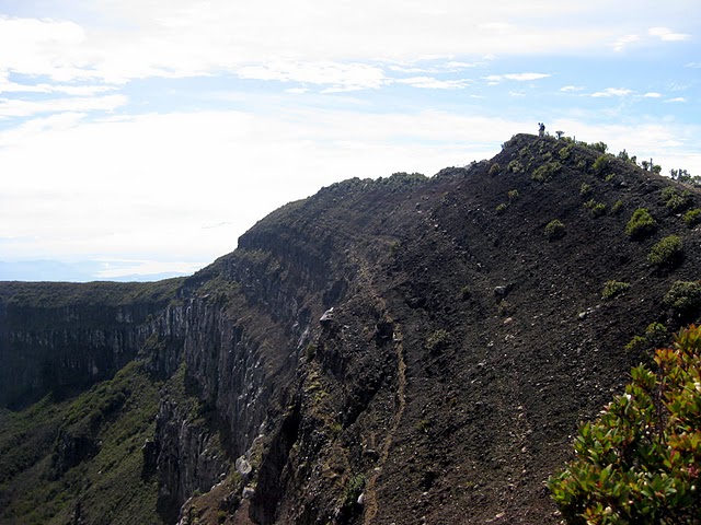 3-climbing-towards-the-gede-summit