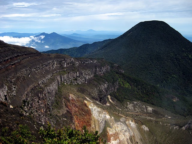 5-gede-crater-and-pangrango-behind