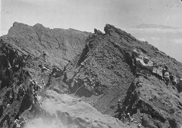 1915-16 un raung COLLECTIE_TROPENMUSEUM_De_top_van_de_vulkaan_Goenoeng_Raoeng_Idjen-gebergte_Oost-Java_TMnr_60020215