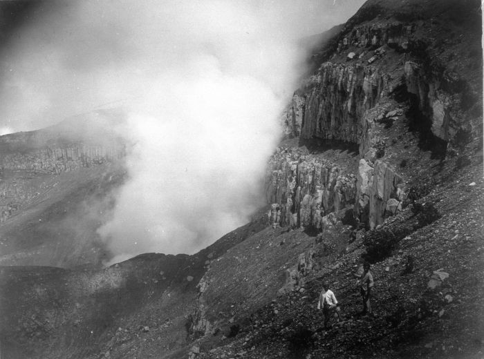 1890 unkn COLLECTIE_TROPENMUSEUM_Zwaveldamp_in_een_krater_waarschijnlijk_de_Gunung_Slamat_op_Midden_Java_TMnr_60009675
