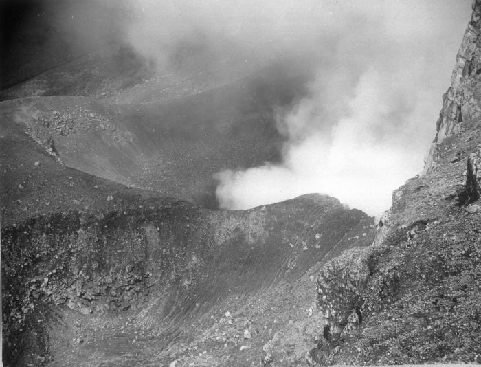 1890 unknwon COLLECTIE_TROPENMUSEUM_Een_vulkaankrater_op_Midden-Java_waarschijnlijk_de_Gunung_Slamat_TMnr_60009676