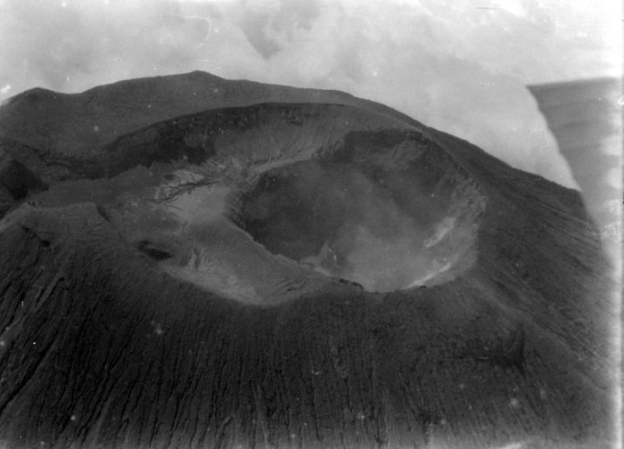 1929 Dr. W.G.N. (Wicher Gosen Nicolaas) van der Sleen COLLECTIE_TROPENMUSEUM_Luchtfoto_van_de_krater_van_de_vulkaan_Slamat