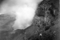 1890 unkn COLLECTIE_TROPENMUSEUM_Zwaveldamp_in_een_krater_waarschijnlijk_de_Gunung_Slamat_op_Midden_Java_TMnr_60009675