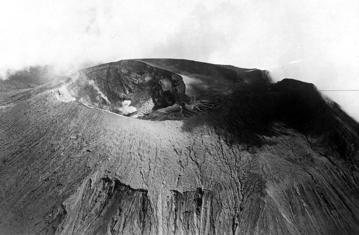 u u COLLECTIE_TROPENMUSEUM_De_kruin_van_de_Gunung_Slamat_TMnr_10004085