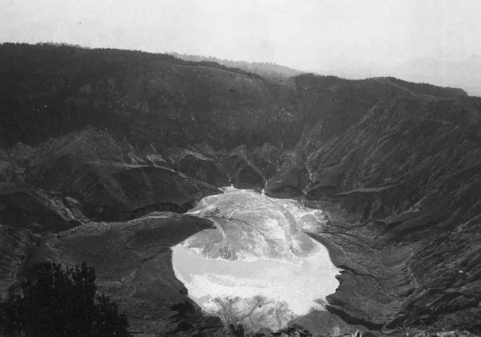 1916 un COLLECTIE_TROPENMUSEUM_De_vulkaan_Tangkoebanprahoe_met_kratermeer_West-Java_TMnr_60020267