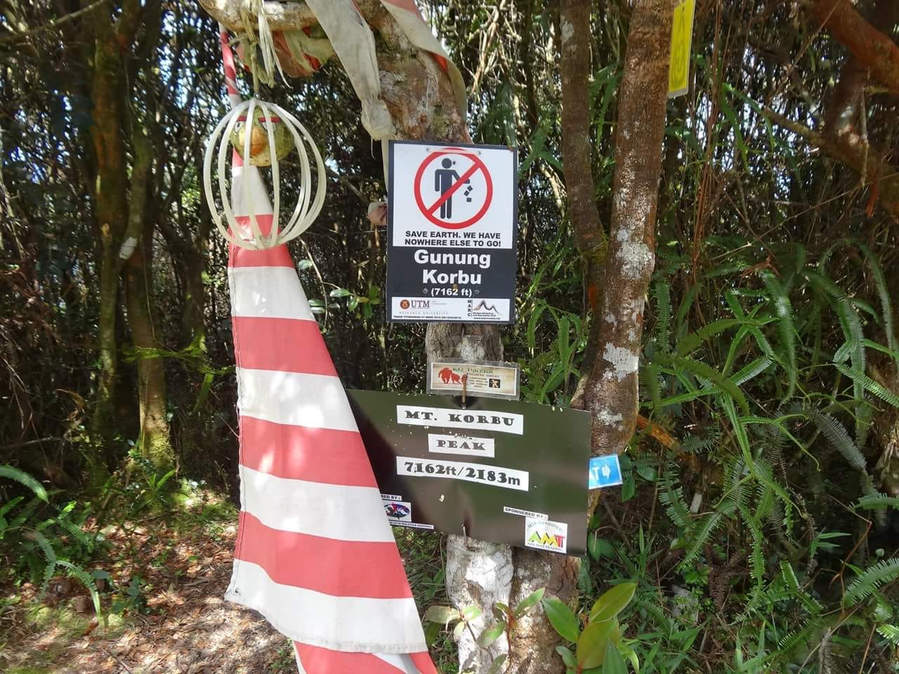13 The summit signs and flag on the top of gunung Korbu