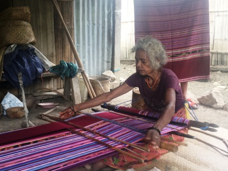 Weaving traditional Timorese tais in village near Ossu (Nicholas Hughes, July 2018)