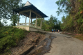 One of many rest areas on the Bukit Kledang trail (Dan Quinn, July 2024)