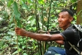 Gunung-Sabatai-Guide-In-with-gaharu-incense-sapling-Nick-Hughes-September-2019